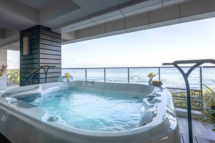 Jacuzzi on the balcony overlooking the ocean.