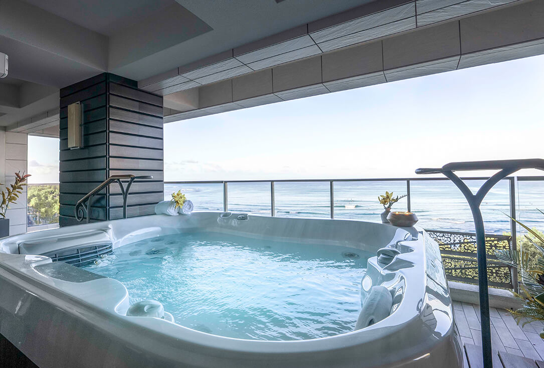 Balcony with a Jacuzzi and ocean views.